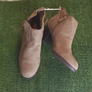 NWT Bongo Womens Zipper Up Ankle Booties with Fringe & Rivet Side Design